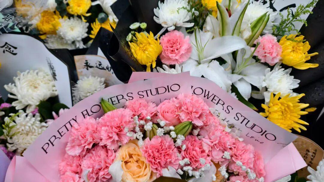 为何那条常年拥堵的祭扫之路,今年竟变得如此顺畅?|文明祭祀的全新底色 新闻