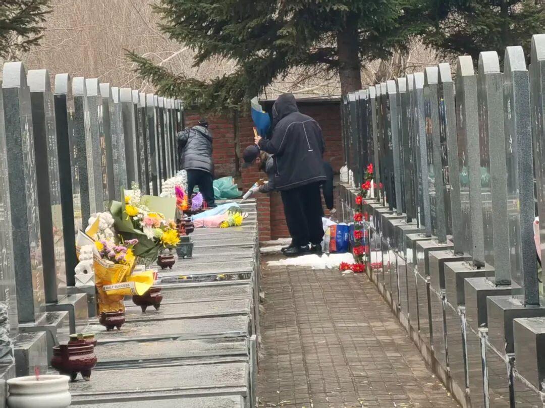 为何那条常年拥堵的祭扫之路,今年竟变得如此顺畅?|文明祭祀的全新底色 新闻