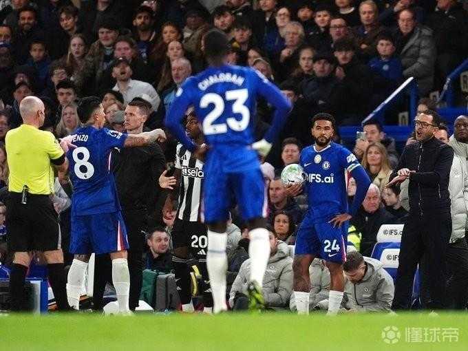  蓝军主场失利，面对密集防守无解；备用进攻方案亟待完善。 体育新闻