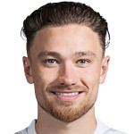 维拉后卫卡什跨界银幕,《浴血黑帮》宣传片中演技自然流露;球迷热议不断,融合足球元素引人入胜。 体育新闻